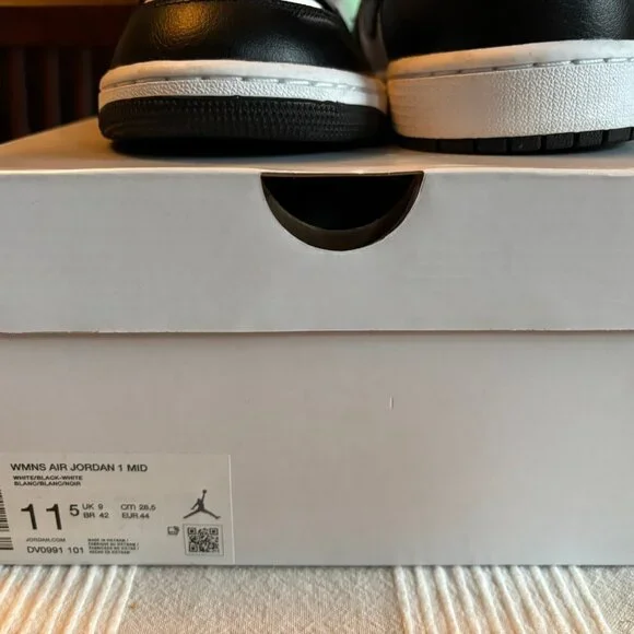 AIR Jordan 1 Mid Size M 10 / W 11.5 Like New worn 1x - Picture 2 of 4